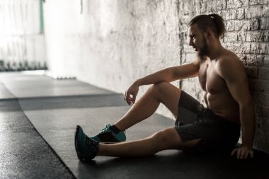 kaslı adam jimnastik salonu iş sonra dinlenme