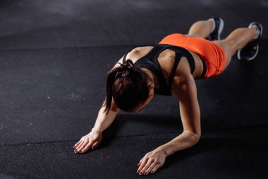 tahta uygun spor salonu çapraz diziliş yaparken yaparken spor giyim güzel kadın