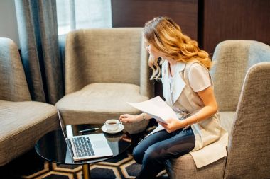 Kadın Hesap Yöneticisi çalışma, yeni iş projesi ile ahşap masa