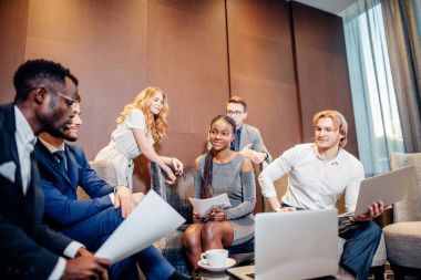modern ofis dizüstü bilgisayarda çalışan beyin fırtınası, toplantıda iş takım