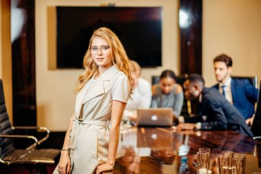 Kadın işçilerin kameraya işçiler ile arka plan üzerinde seyir.