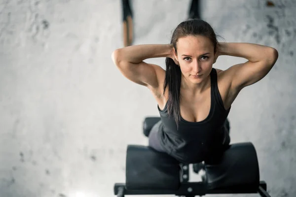 Genç sportif kadın Egzersiz Egzersizler makine içinde jimnastik salonu. — Stok fotoğraf