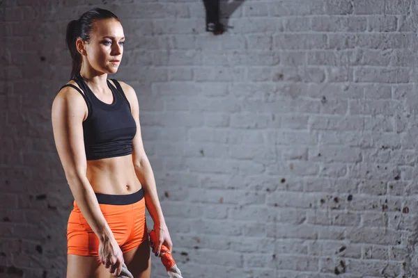 Femme se préparant à travailler avec des cordes de combat dans la salle de gym cross fit — Photo