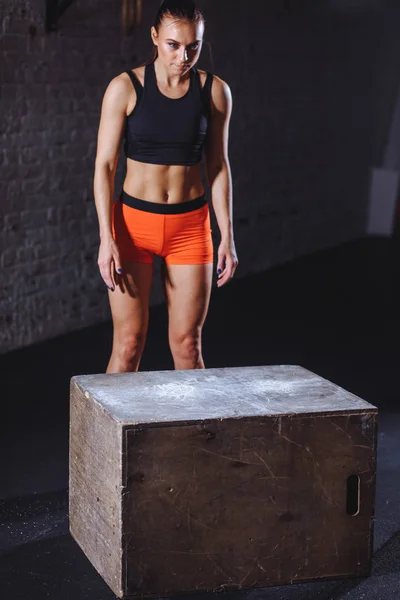 Atleta feminina está se preparando caixa saltos no ginásio — Fotografia de Stock