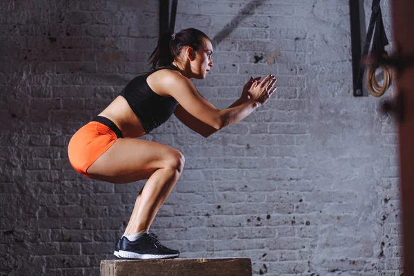 Boxspringerinnen in Crossfit-Turnhalle. Athlet macht Boxsprungübung im Fitnessstudio — Stockfoto