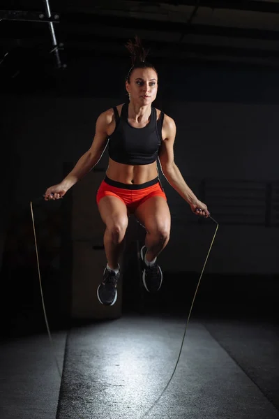 Mujer Ejercicios con saltar o saltar la cuerda en el gimnasio — Foto de Stock