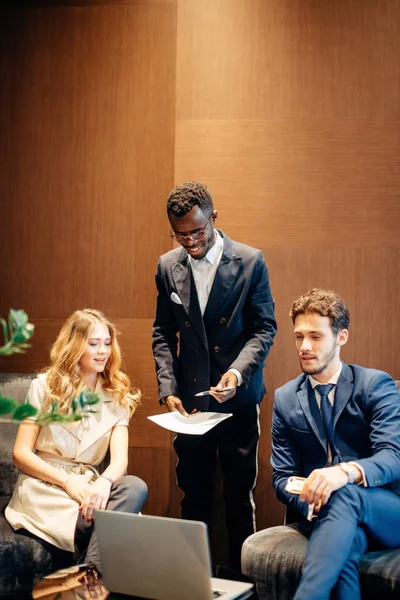 Equipe de empresários africanos e caucasianos reunidos no escritório — Fotografia de Stock