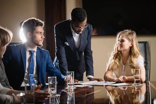 Líder da equipe feminina conversando com grupo misto de pessoas no cargo — Fotografia de Stock