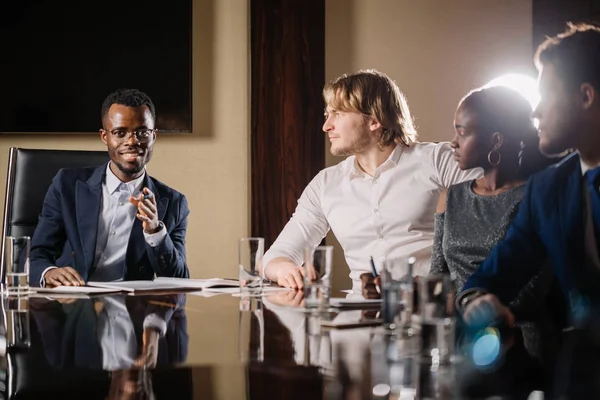 Черный босс разговаривает с бизнес-командой в конференц-зале — стоковое фото