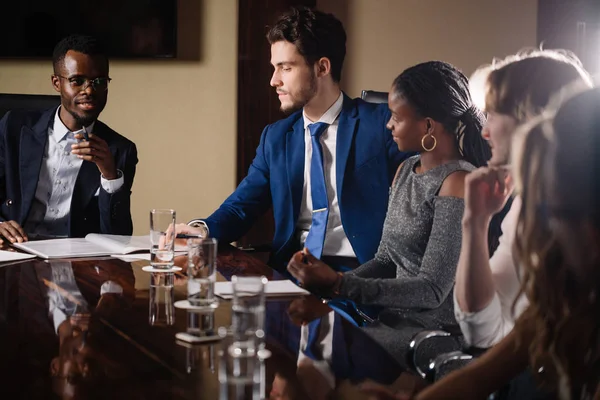 Чорний чоловік бос розмовляє з діловою командою в конференц-залі — стокове фото