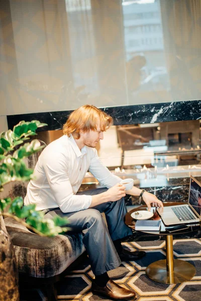 Чоловік працює на ноутбуці для бізнесу, зробленого рано з чашкою кави — стокове фото