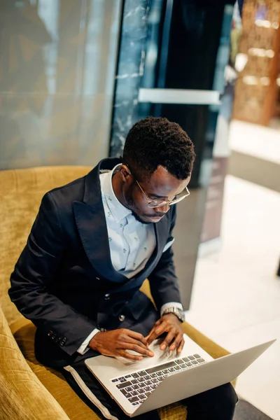 Empregado vestindo terno trabalhando online no laptop — Fotografia de Stock