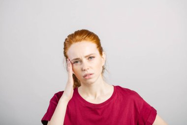 erkek baş ağrısı vardır, tapınak üzerine el tutar, acı ve hayal kırıklığı hisseder