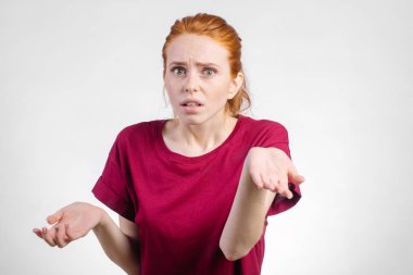 Kameraya bakarak ve eller beyaz arka plan ile el hareketi karışık kadın