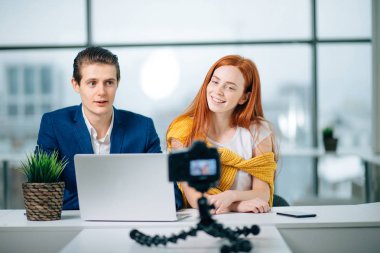 Blogger Başlangıcı Yeni İş Kadını Partner Kamerası Video Blog Kavramı