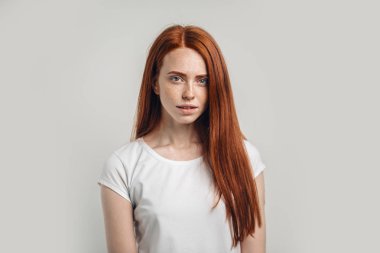 Kızıl saçlı kadın mutlu bir şekilde, hazır yeni iş yerinde ilk gün için gülüyor.