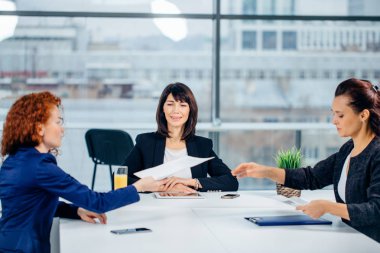 Müdür beyin fırtınası toplantı Design ofiste açar.