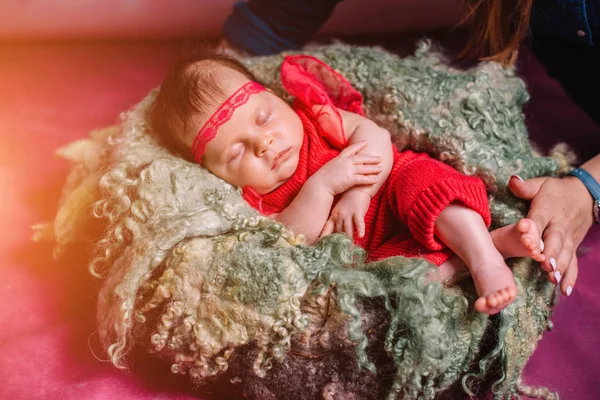 Menina recém-nascida dormindo, lungth completo — Fotografia de Stock