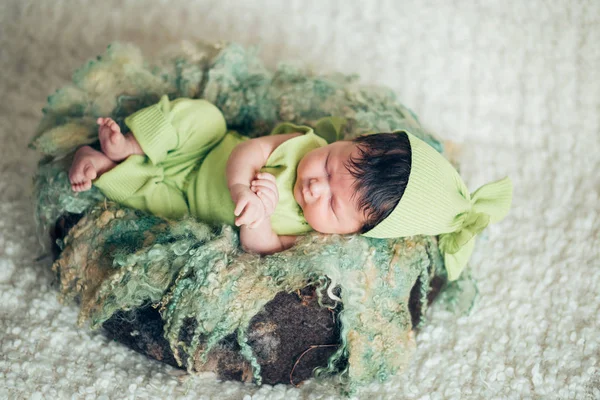 Bebê recém-nascido adormecido, pulmão cheio — Fotografia de Stock