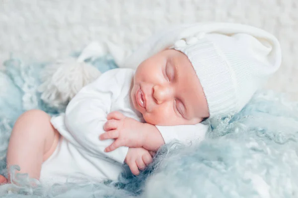 화이트에 클로 우즈 업 초상화 잠자는 아기 — 스톡 사진