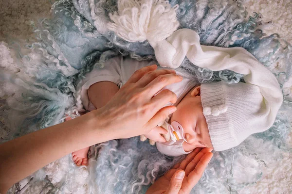 Manos gentiles madre. niño se duerme —  Fotos de Stock