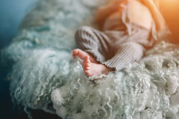 Pernas pequenas de bebê recém-nascido adormecido — Fotografia de Stock