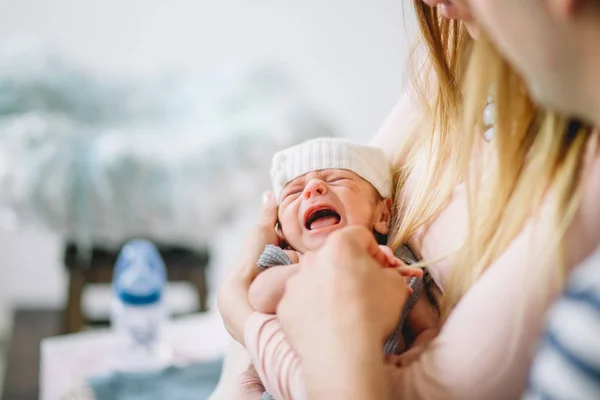 Newborn cries in arms of his mother — Stock Photo, Image