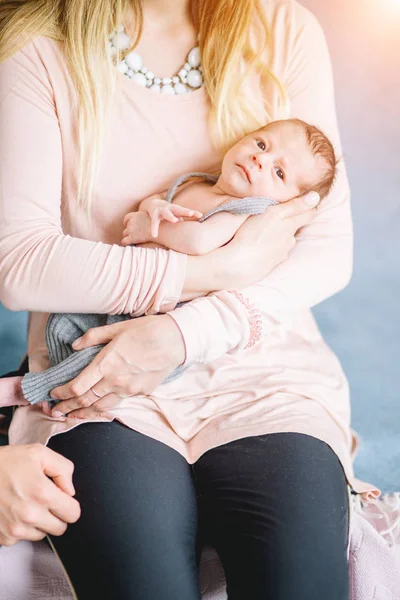 Madre, padre y recién nacidos juntos —  Fotos de Stock