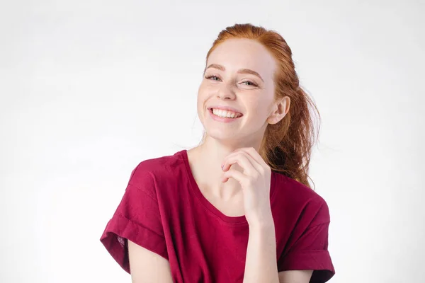 Sorrindo mulher posando isolado no fundo branco — Fotografia de Stock