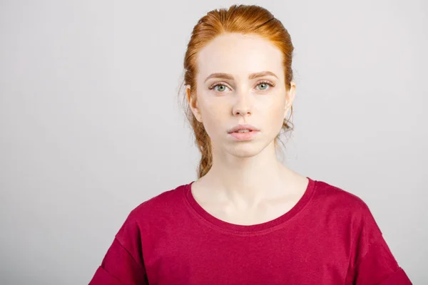 Gyönyörű fiatal vöröshajú lány tiszta, friss arc és semleges érzelmek közelről — Stock Fotó