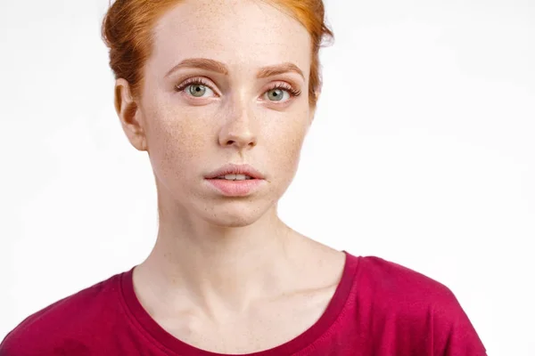 Bela jovem ruiva menina com rosto fresco limpo e emoções neutras de perto — Fotografia de Stock