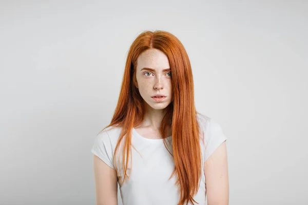 Roodharige meisje met gezonde sproeten huid op zoek naar camera — Stockfoto
