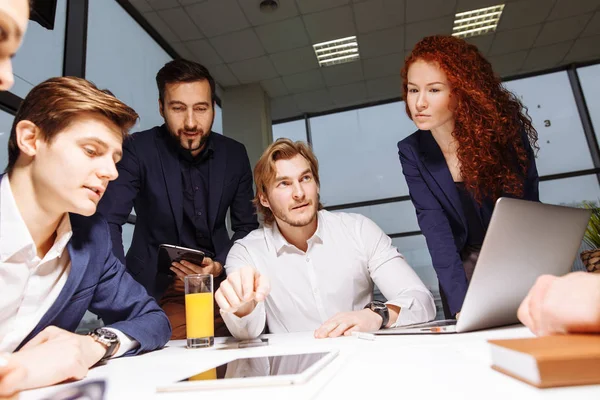 Hombre de negocios haciendo presentación en la oficina — Foto de Stock