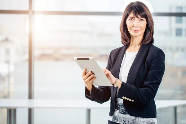 Reife Geschäftsfrau mit digitalem Tablet im Büro — Stockfoto