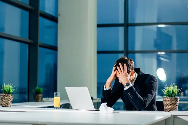 Uomo d'affari stressato che ha problemi e mal di testa al lavoro — Foto Stock