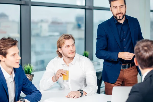Ler manliga chef talar till business group — Stockfoto
