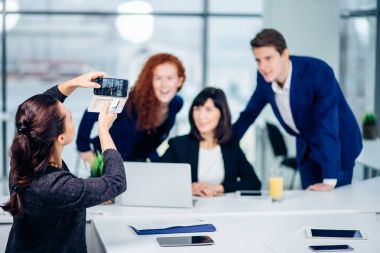 Hareket eden telefon fotoğraf makinesi vasıl onun Meslektaşlarımız çekim işkadını