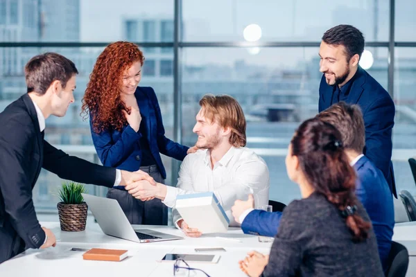 Podání ruky. Koncept business handshake a business people — Stock fotografie