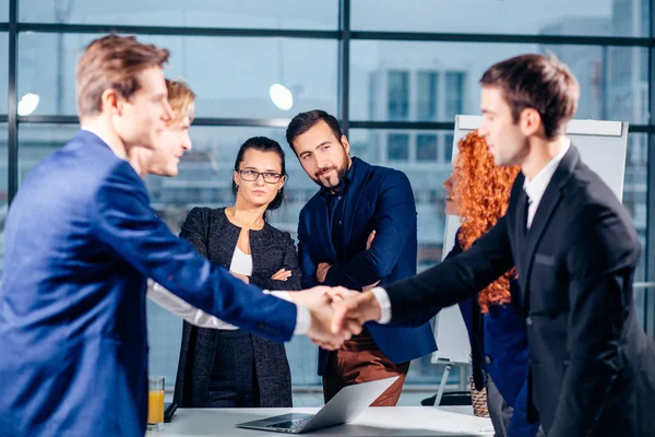 Um aperto de mão. Handshake de negócios e conceito de pessoas de negócios — Fotografia de Stock