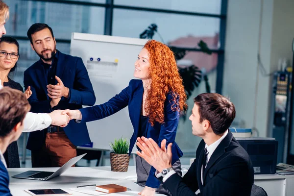 Podání ruky. Koncept business handshake a business people — Stock fotografie