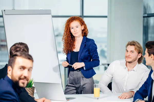 Obchodní žena dává prezentace s kolegy v kanceláři — Stock fotografie