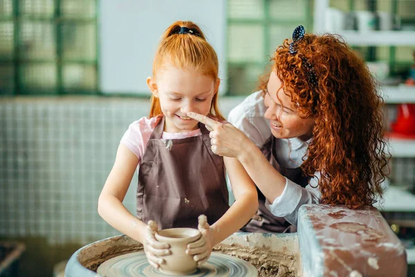 Insegnante e studente fanno brocca di ceramica ruota — Foto Stock