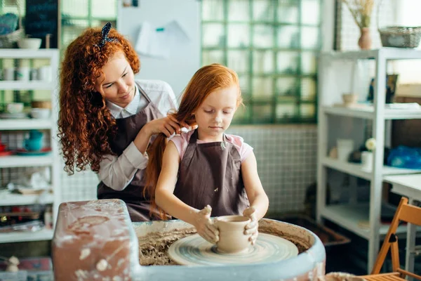 Redhead systrar gör en kanna keramik hjul — Stockfoto