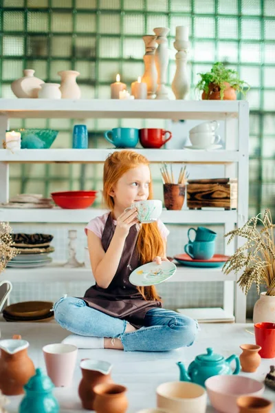 Las niñas en el estudio están hechas de tazas de cerámica —  Fotos de Stock