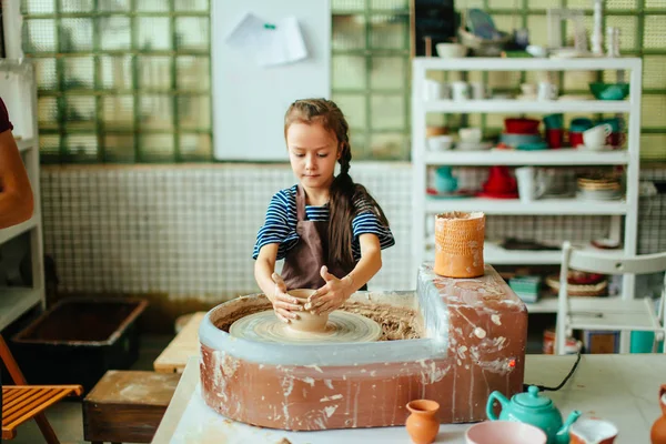 Dziecko rzeźbi z gliny garnek. Modelowanie na kole potter. — Zdjęcie stockowe