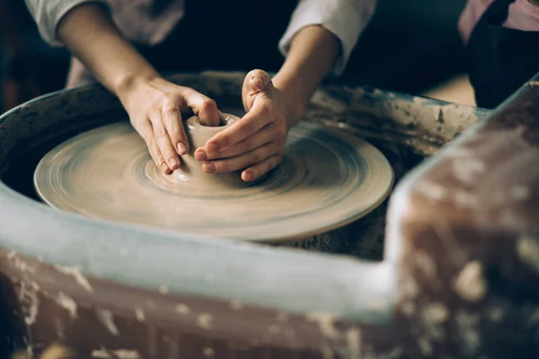 Female potter working at throwing wheel at studio. Clay workshop — Stock Photo, Image