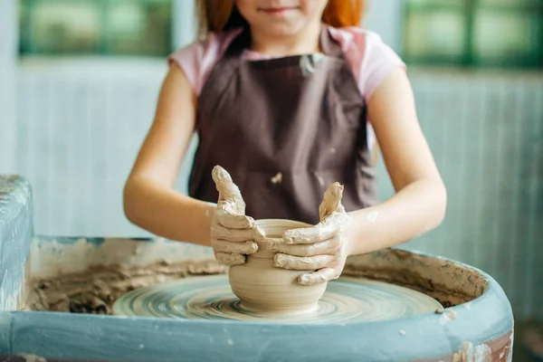 Hände junger Töpfer, aus nächster Nähe geschnitzte Tasse auf Töpferscheibe — Stockfoto
