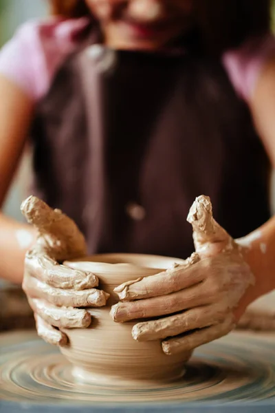 Töpferin arbeitet am Wurfrad im Atelier. Ton-Werkstatt — Stockfoto