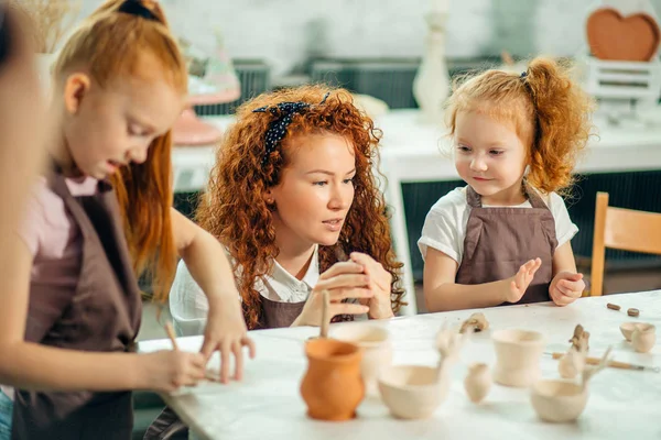 赤毛の母と子供の娘自宅に一緒に粘土と遊びから成形 — ストック写真