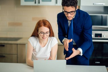 İki analistler online veri laptop önünde tartışıyor